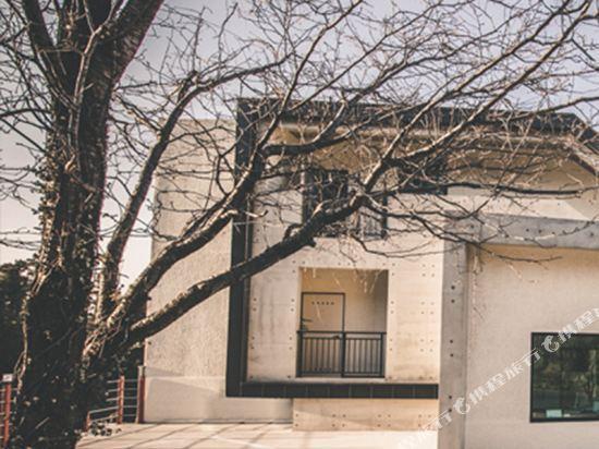 บาย เดอะ ฮิลล์ เจจู