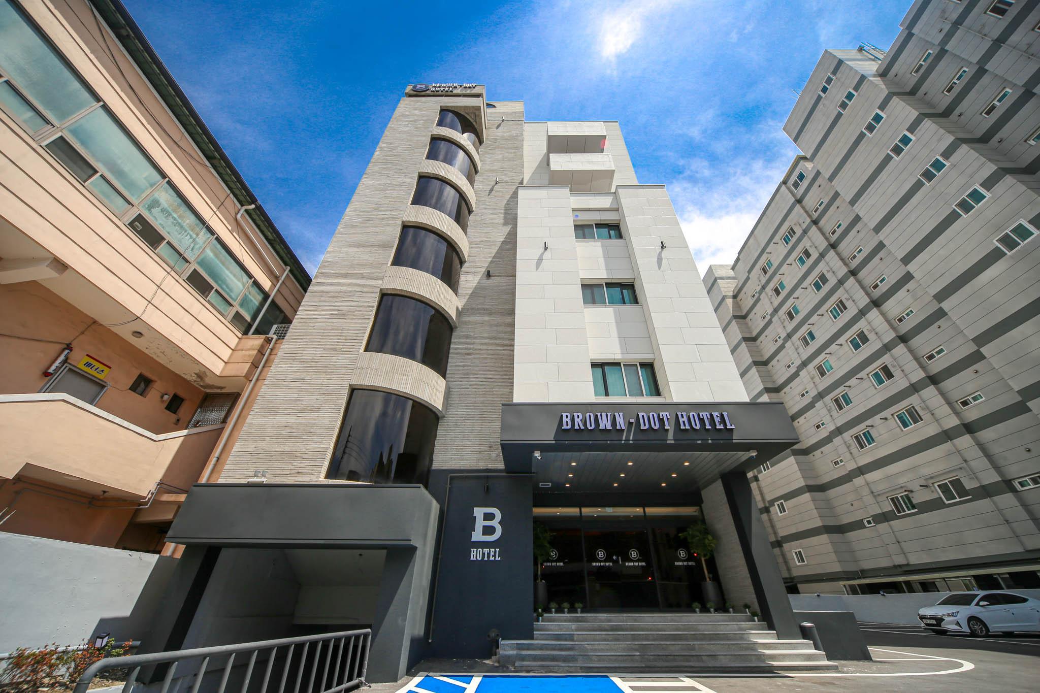 โรงแรมบราวน์ ดอท โพฮัง ชุกโด