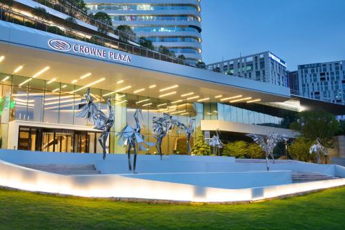 คราวน์ พลาซา อู่ฮั่น ออปติกส์วัลเลย์ คราวน์ พลาซา อู่ฮั่น ออปติกส์วัลเลย์