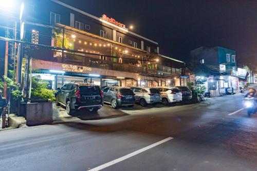 เรดดอร์ซ เนียร์ โบตานี สแควร์ มอลล์