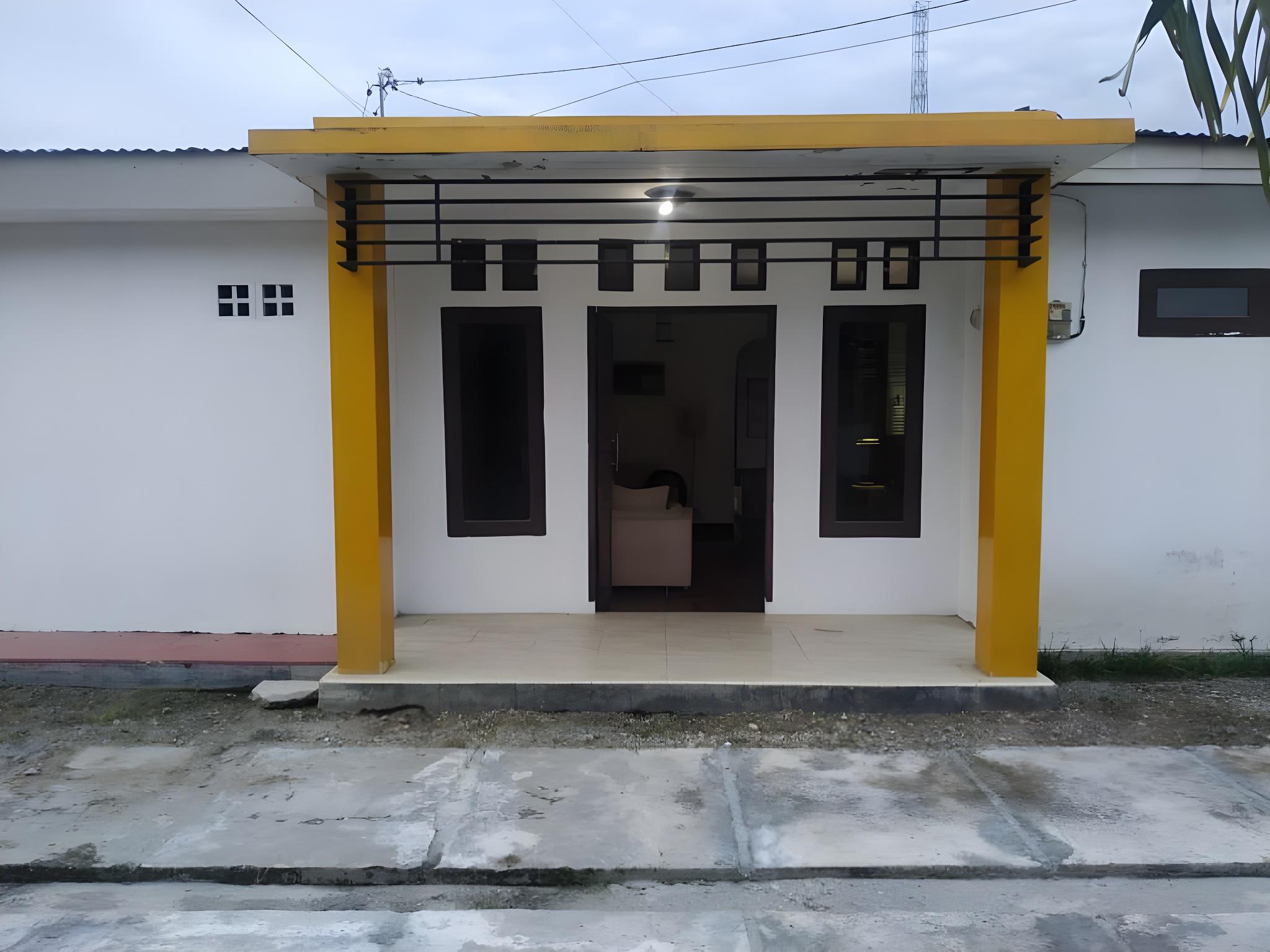 OYO 90699 Yellow White Guesthouse Palu
