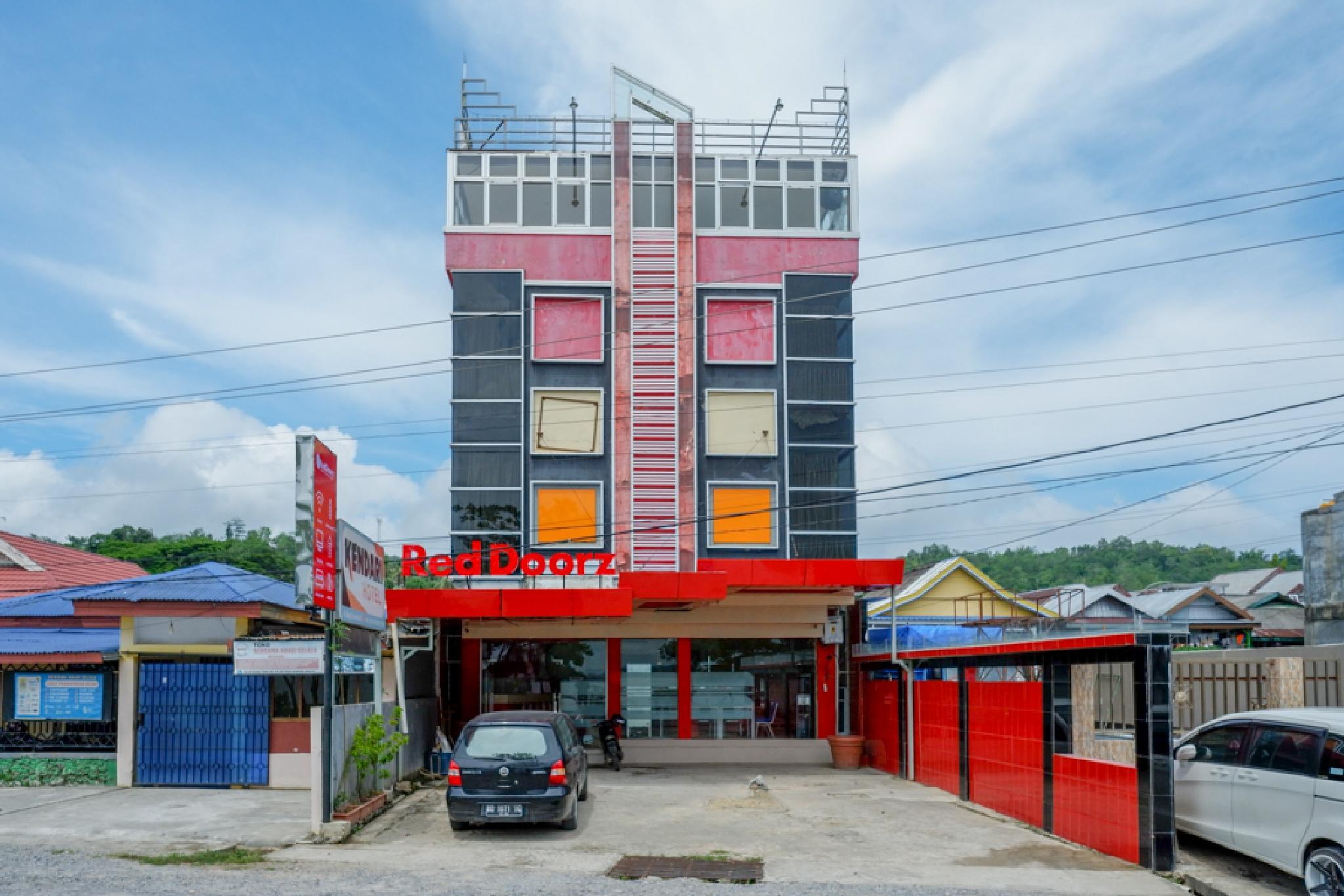 RedDoorz near Kendari Beach 2