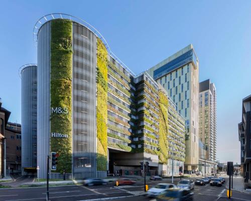 ฮิลตัน วอคกิ้ง ฮิลตัน วอคกิ้ง