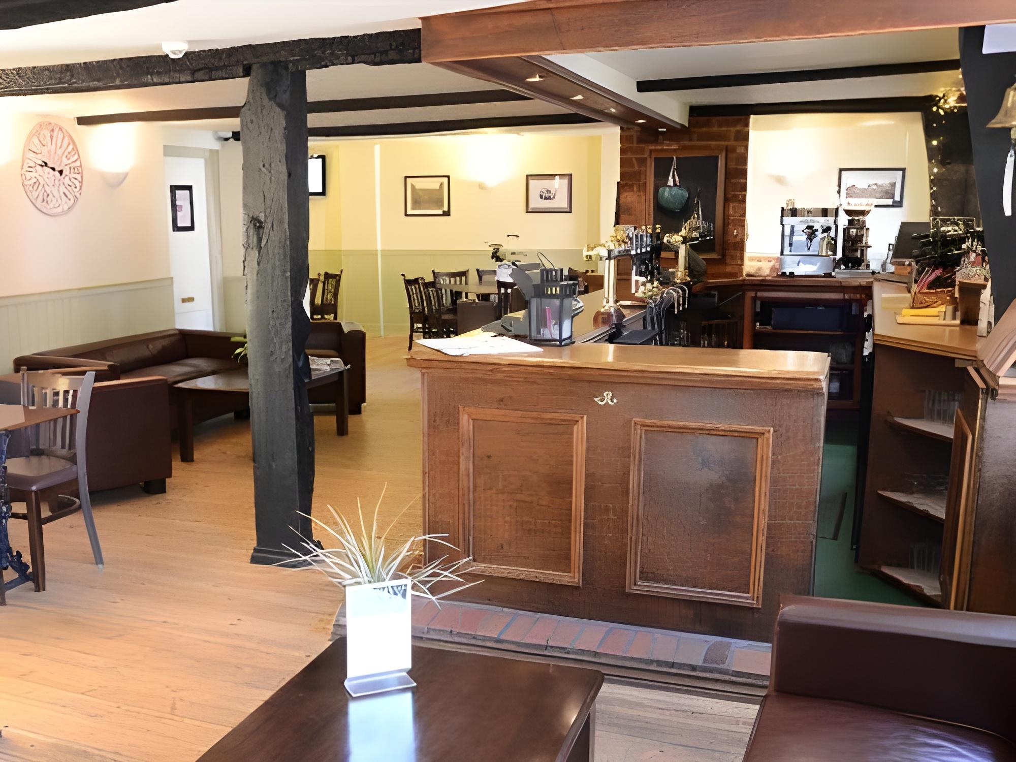 เดอะ ฮอลลีส์ อินน์ เดอะ ฮอลลีส์ อินน์