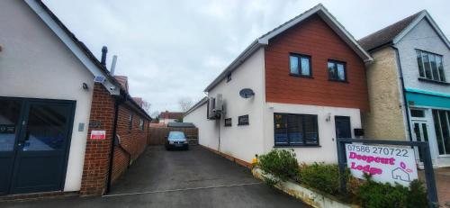 ดีพคัท ลอดจ์ เบดแอนด์เบรคฟาสต์