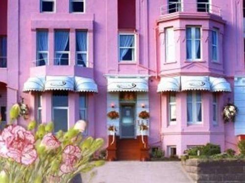 โรงแรมเชอร์รี่ทรี