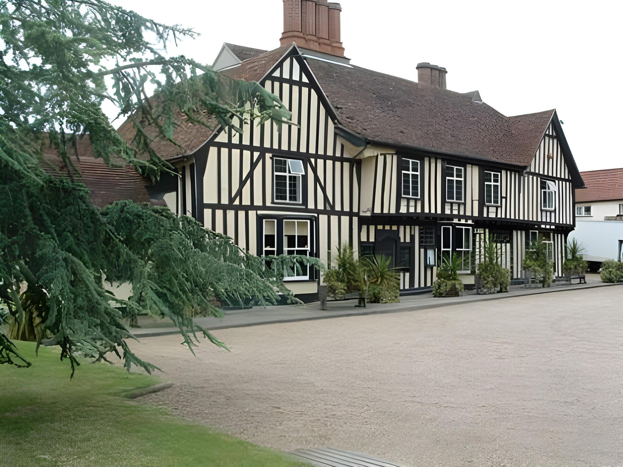 เดอะ ไวท์ ฮาร์ท โฮเต็ล