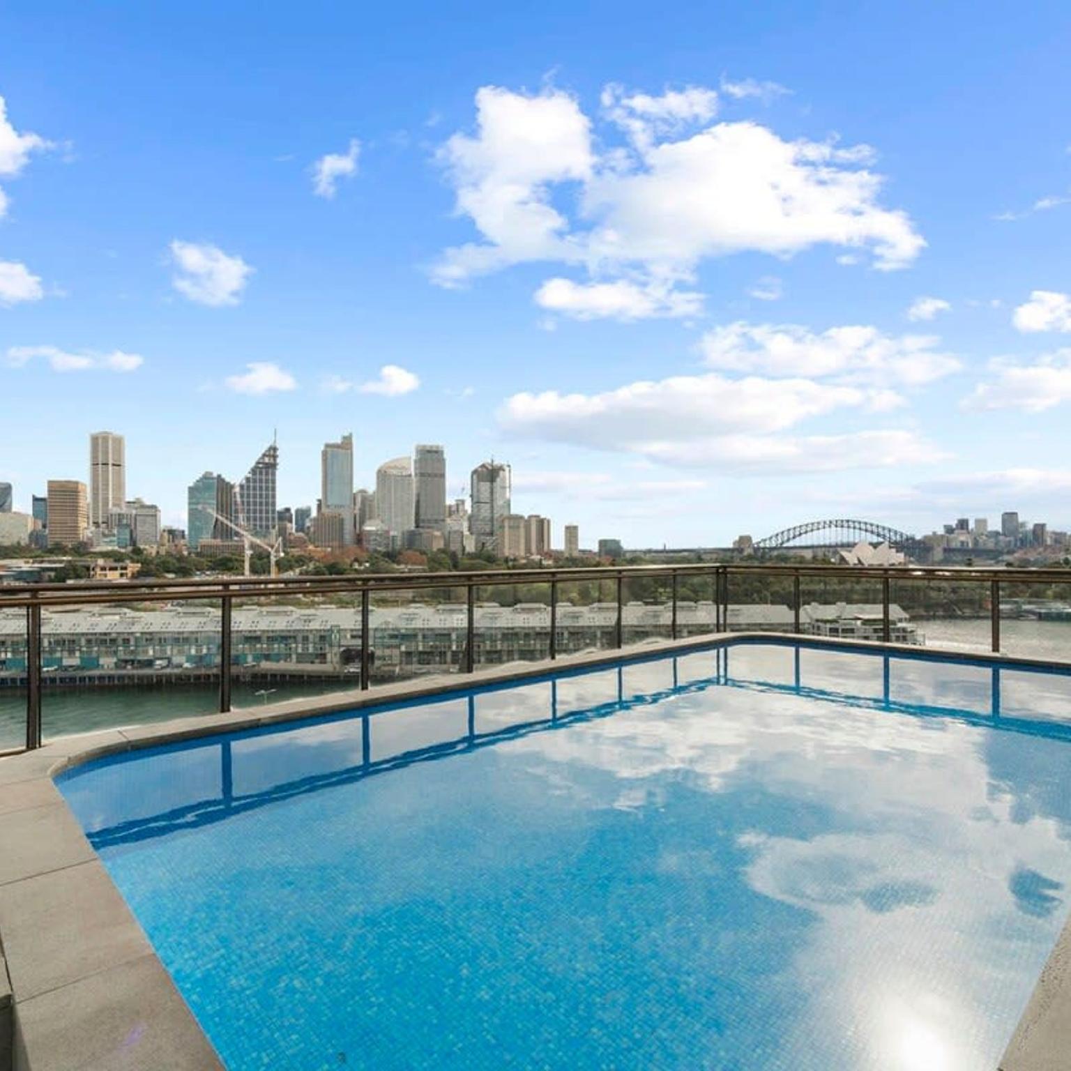 Heart Of The City Minutes from Macleay Street