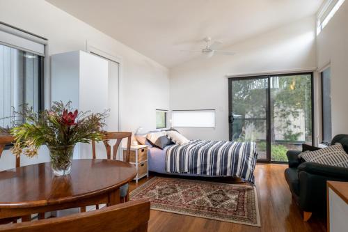 บรูนี ไอส์แลนด์ เอสเคปส์ อะคอมโมเดชัน