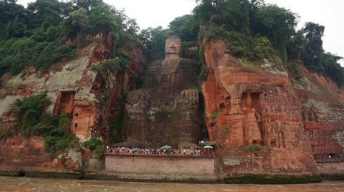 ทัวร์กลุ่ม 1 วัน เฉิงตู ฐานหมีแพนด้า และพระพุทธรูปเล่อซาน