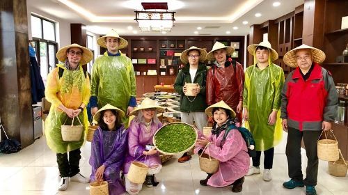 1-day Village Tea Picking, Roasting & Serving Guided Private Tour from Hangzhou
