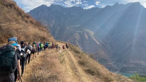 2-Day Private Hiking Tour from Shangri-la to Lijiang Tiger Leaping Gorge