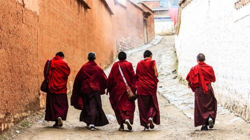 5-Day Private Tour in Gansu: Labrang Monastrery, Sangke Grassland, Zahgana, Langmu Temple Resort, Yellow River Jiuqu Diyiwan