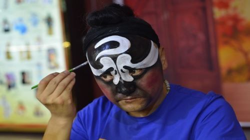 Chengdu Private Day Tour of Hotpot Dinner Experiences with Face Changing Show in the Theatre