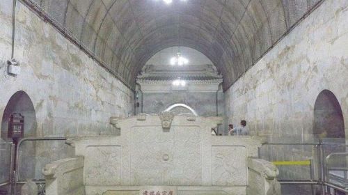 ทัวร์รถโค้ชชมกำแพงเมืองจีนมู่เถียนหยูและสุสานราชวงศ์