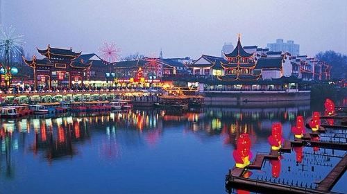 หนานจิงยามค่ำคืน: ล่องเรือแม่น้ำชิงหวยพร้อมสัมผัสประสบการณ์การรับประทานอาหารที่แท้จริง