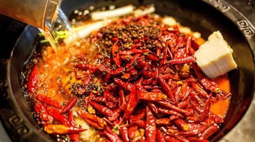 ประสบการณ์ดินเนอร์หม้อไฟส่วนตัว พร้อมชมการแสดงเปลี่ยนหน้าในโรงละคร