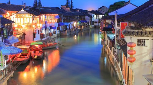 ทัวร์ส่วนตัว เที่ยวชมเมืองโบราณจูเจียเจียว พร้อมล่องเรือแม่น้ำหวงผูยามค่ำคืน