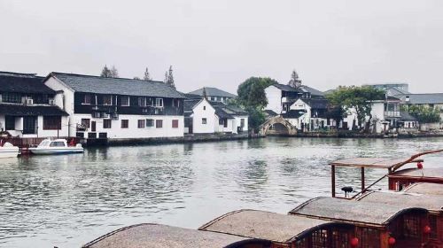ทัวร์หนึ่งวันในเซี่ยงไฮ้ เมืองโบราณจูเจียเจียว วัดพระพุทธเจ้าหยก และย่านซินเทียนตี้