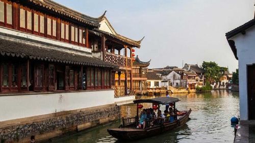 ทัวร์กลุ่มในเซี่ยงไฮ้ เมืองโบราณจูเจียเจียว และล่องเรือชมแม่น้ำหวงผูยามค่ำคืน