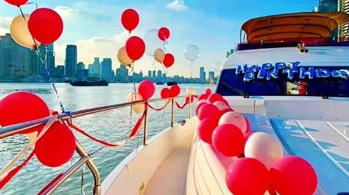 ล่องเรือยอร์ชส่วนตัวหรูหราในเซี่ยงไฮ้ยามค่ำคืน พร้อมดินเนอร์สุดโรแมนติก