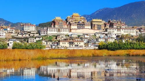 Shangri-La Private Day Tour: Experience Tibetan Daily Life, Sumtsaling Monastery, Napahai Lake