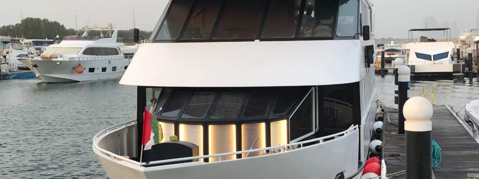 Abu Dhabi Luxury Yacht Dinner Cruise