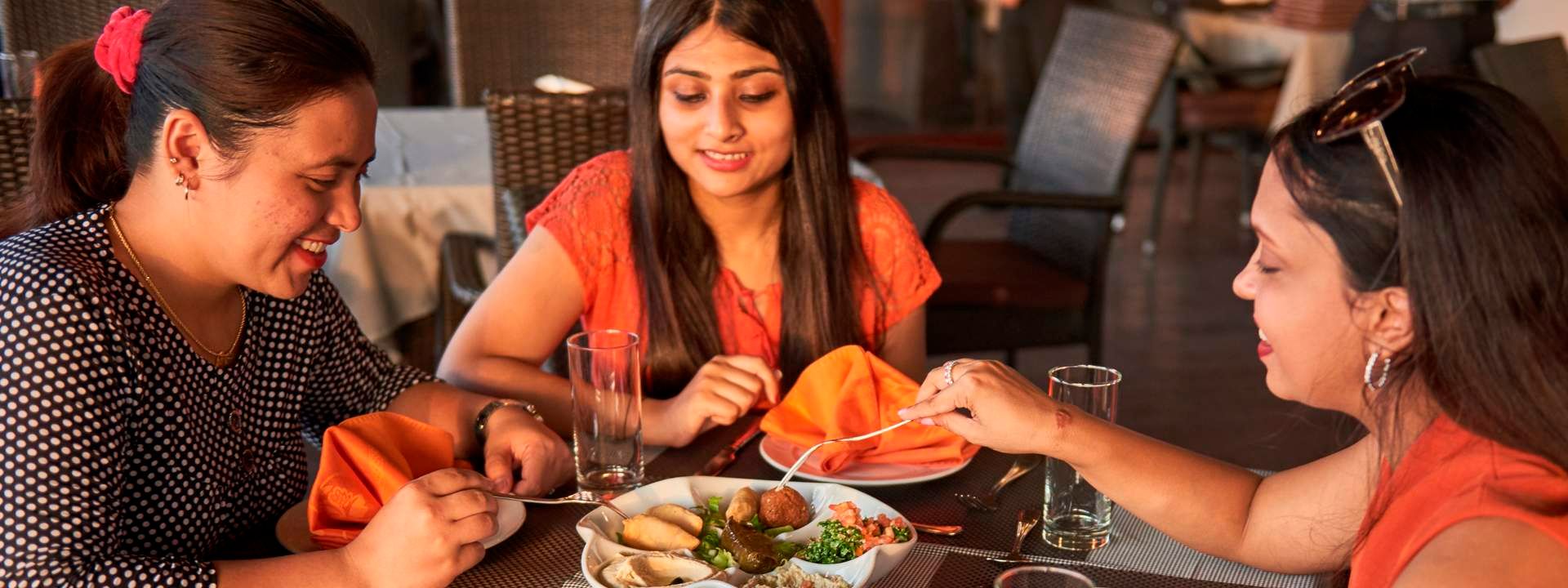 Emirati Food and History Guided Tour with Dinner in Old Dubai