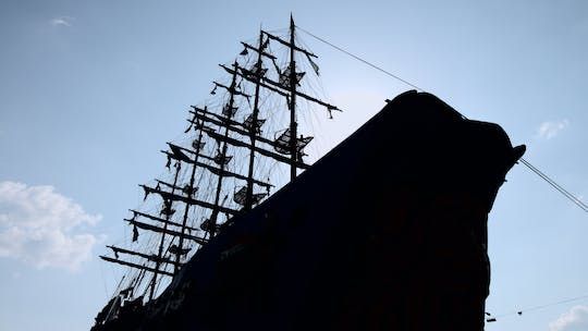 Sightseeing tour on the Black Pearl cruise