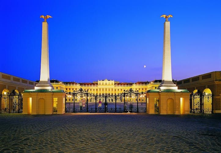 After-hours palace tour, dinner and concert at Schönbrunn Palace