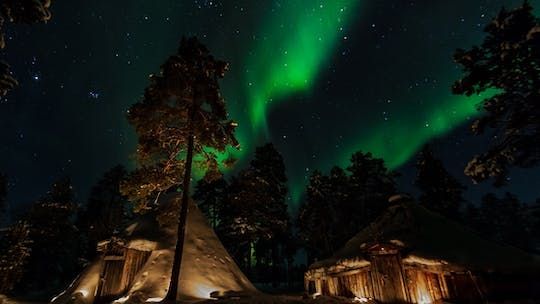 Aurora hunt by snowshoes
