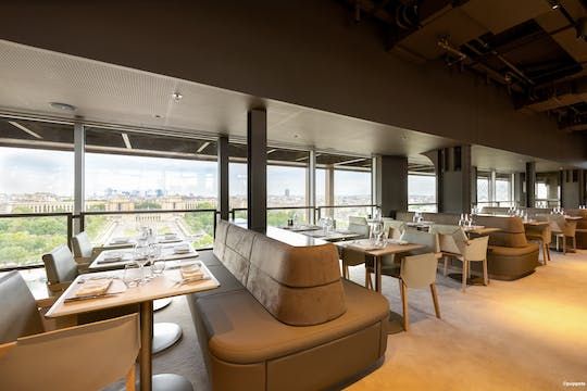 อาหารกลางวันที่หอไอเฟลที่ Madame Brasserie