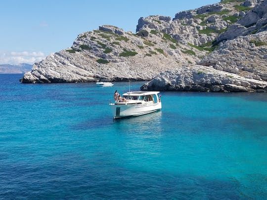 Full-day eco-friendly boat tour of the Calanques National Park