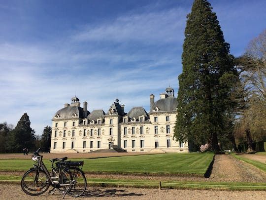 Loire Valley bike tour with visit of Chateau de Cheverny and wine tasting