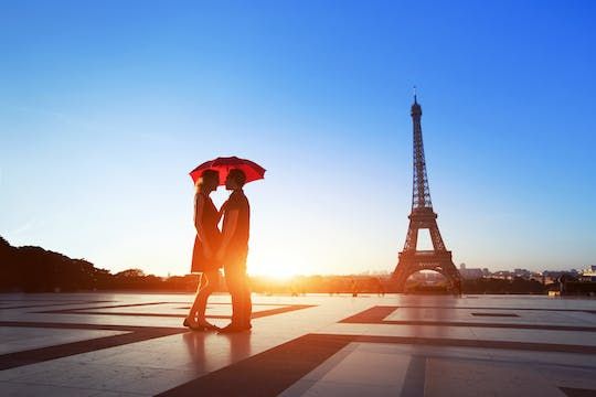 ทัวร์กลางคืนสุดโรแมนติกในปารีสสำหรับสองคน พร้อมล่องเรือและดินเนอร์