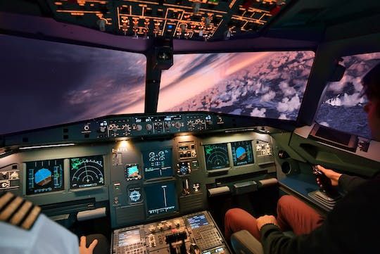 120-minute flight in Airbus A320 flight simulator in Düsseldorf