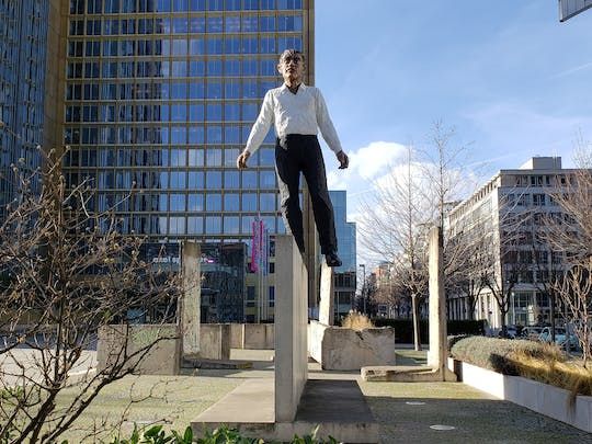 City game with guide along the Berlin Wall