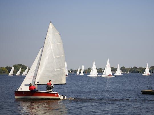 ทัวร์ล่องเรือส่วนตัวบนเรือ Alster ในฮัมบูร์ก