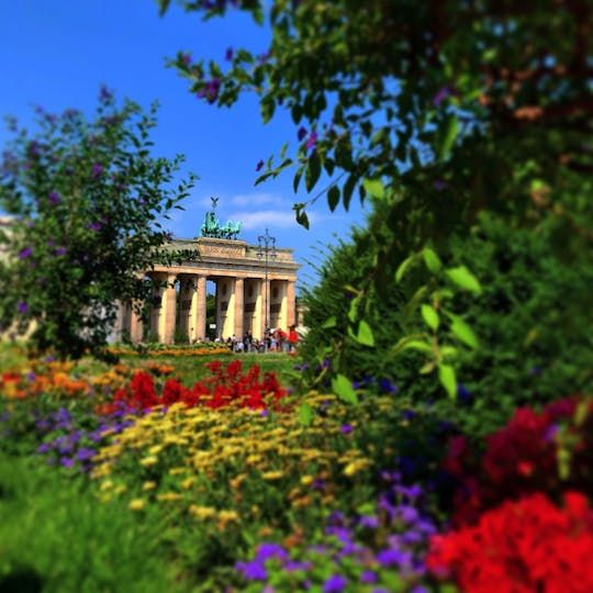 Private scenic guided tour of Berlin by car