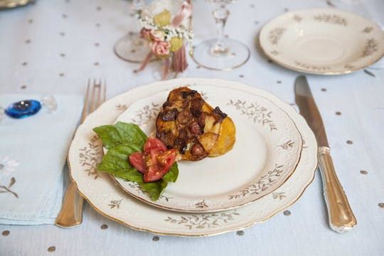 Market tour, lunch or dinner and show cooking at a Cesarina's home in Naples