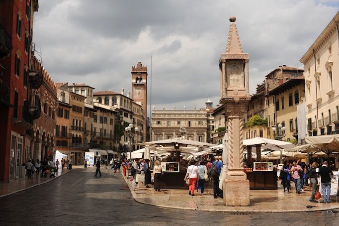 Market visit and private cooking class at a Cesarina's home in Verona