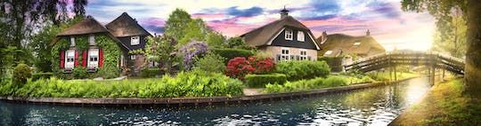 Private day trip to Giethoorn with 1-hour boat tour