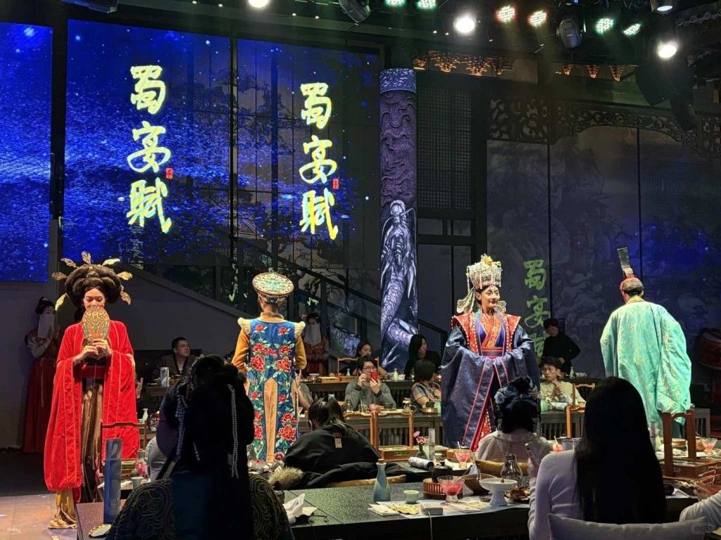 ชมเมืองเฉิงตู ประเทศจีน ‧การแสดงอาหารธีมวัฒนธรรมฮั่น ‧Shuyanfu ｜อาหารกลางวัน/อาหารเย็น ｜ชุดของที่ระลึกการเดินทางฟรี (ตุ๊กตาแพนด้า + ชา Dahongpao + เหรียญนำโชค)