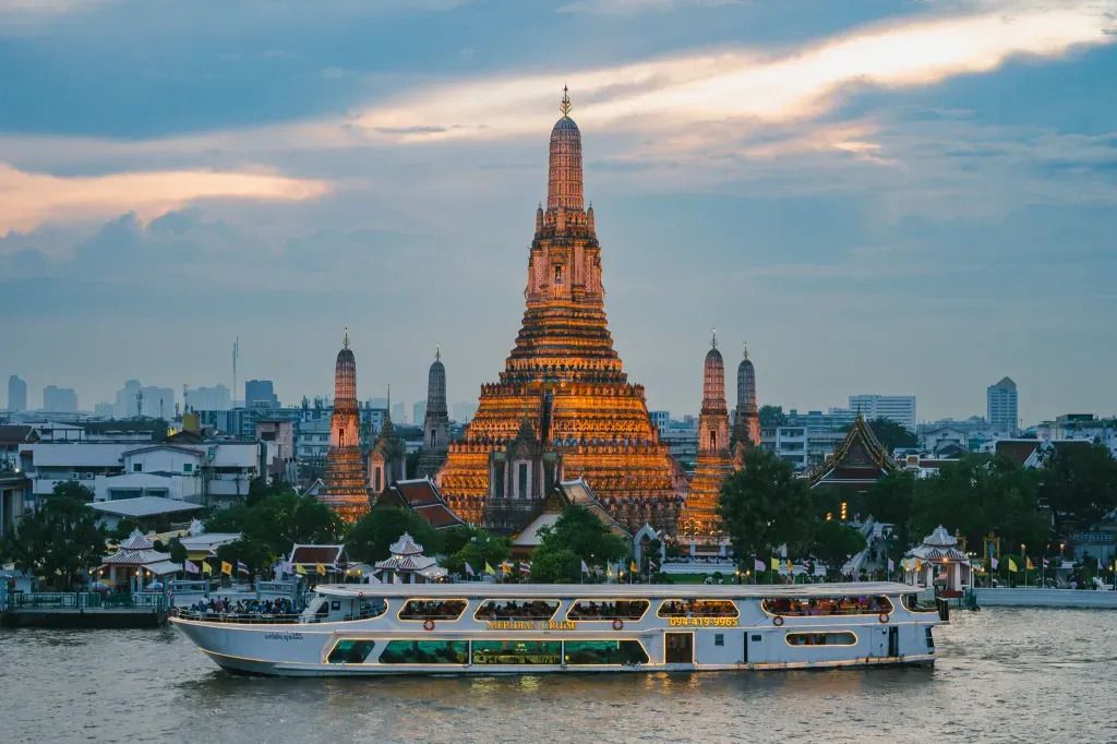 ล่องเรือเมอริเดียน ดินเนอร์ครูซ กรุงเทพฯ