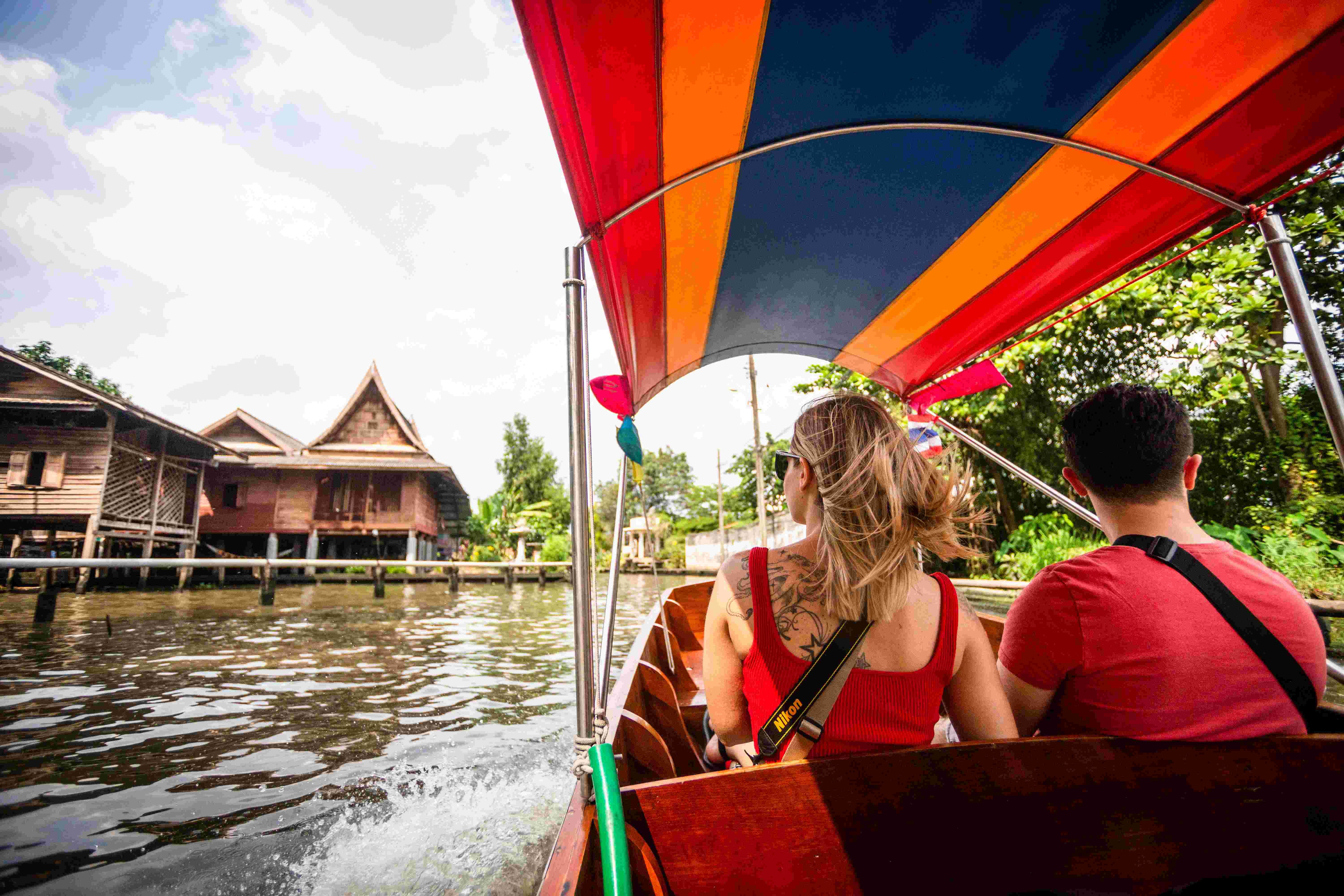 ทริปตลาดน้ำกรุงเทพฯ: ลิ้มรสอาหารท้องถิ่นและล่องเรือชมวิถีชีวิต (ครึ่งวัน)