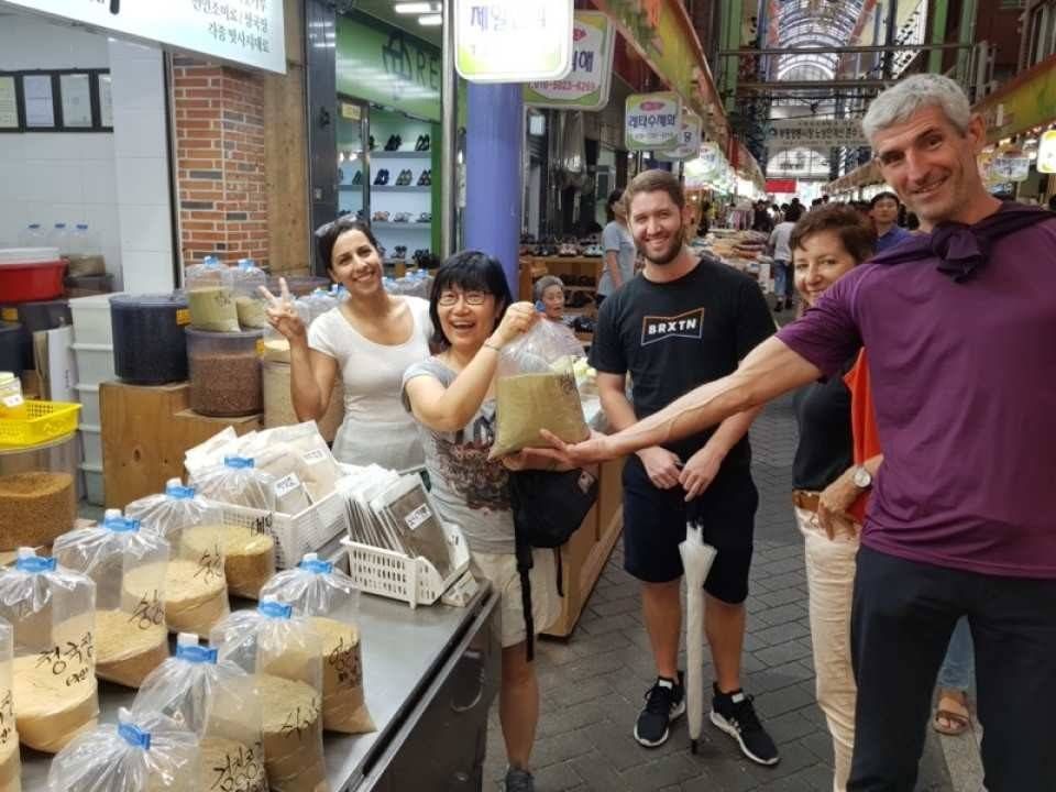 ทัวร์ชิมสตรีทฟู้ดและตลาดปลาปูซาน กับเชฟท้องถิ่นชาวเกาหลี (กลุ่มเล็ก)