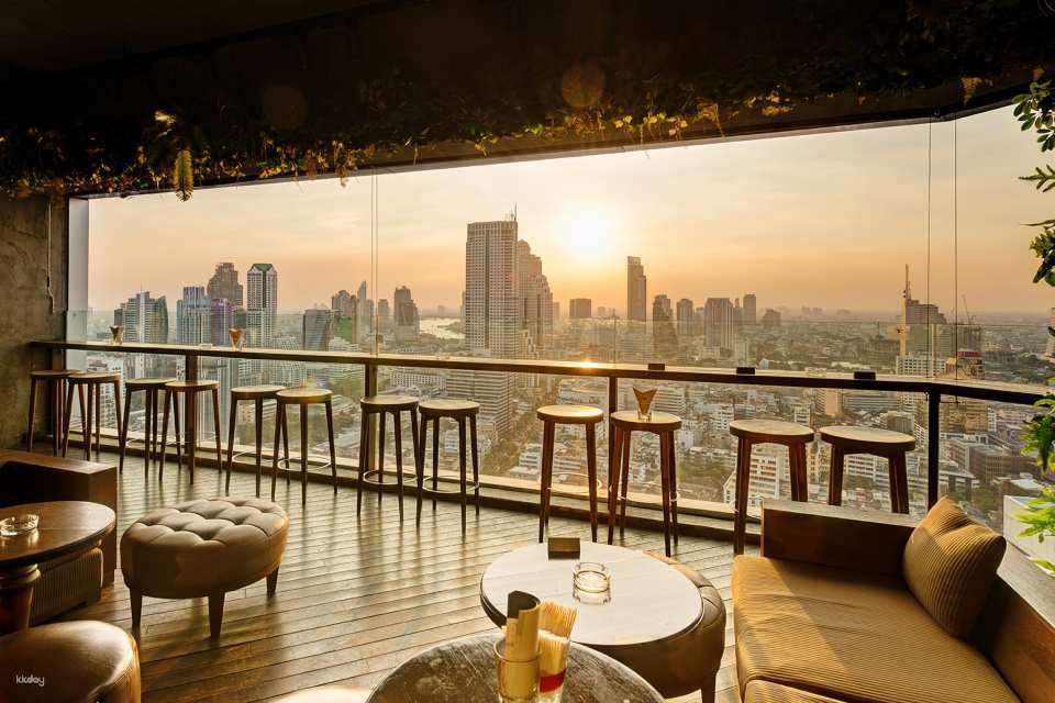 ห้องอาหารและรูฟท็อปไวน์บาร์ สการ์เล็ต (Scarlett) ที่โรงแรมพูลแมน กรุงเทพฯ จี