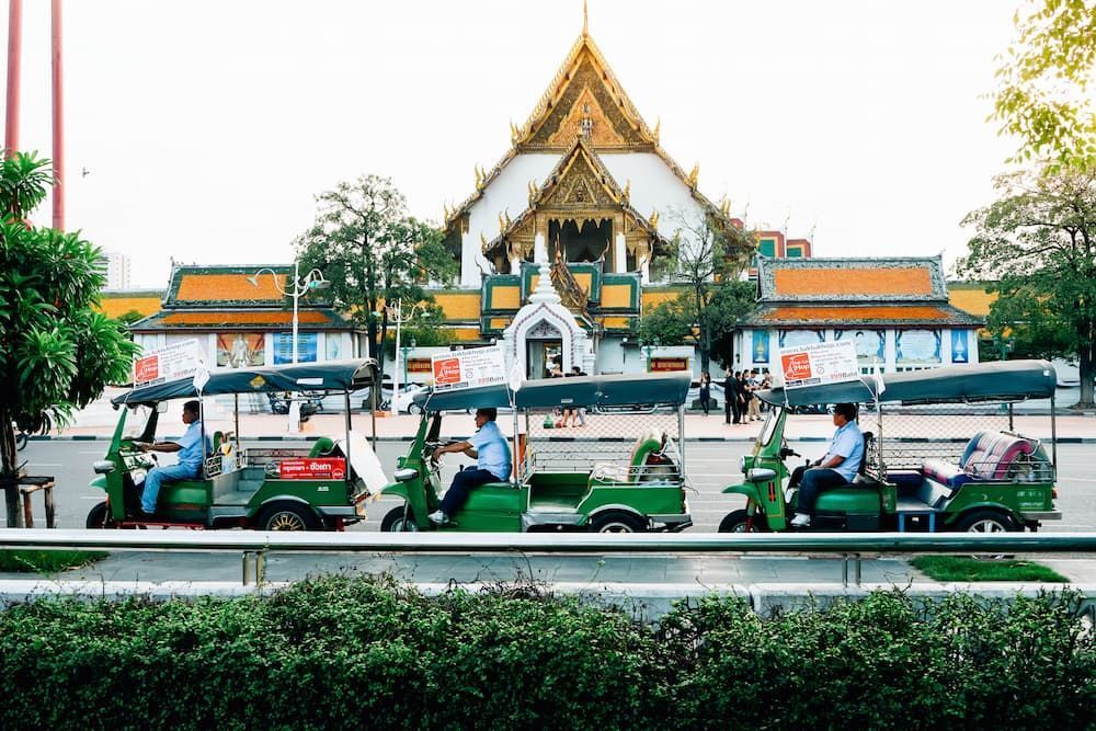 นั่งรถตุ๊ก ๆ ชมรอบเกาะรัตนโกสินทร์ 1 วัน (ไม่จำกัดรอบ)
