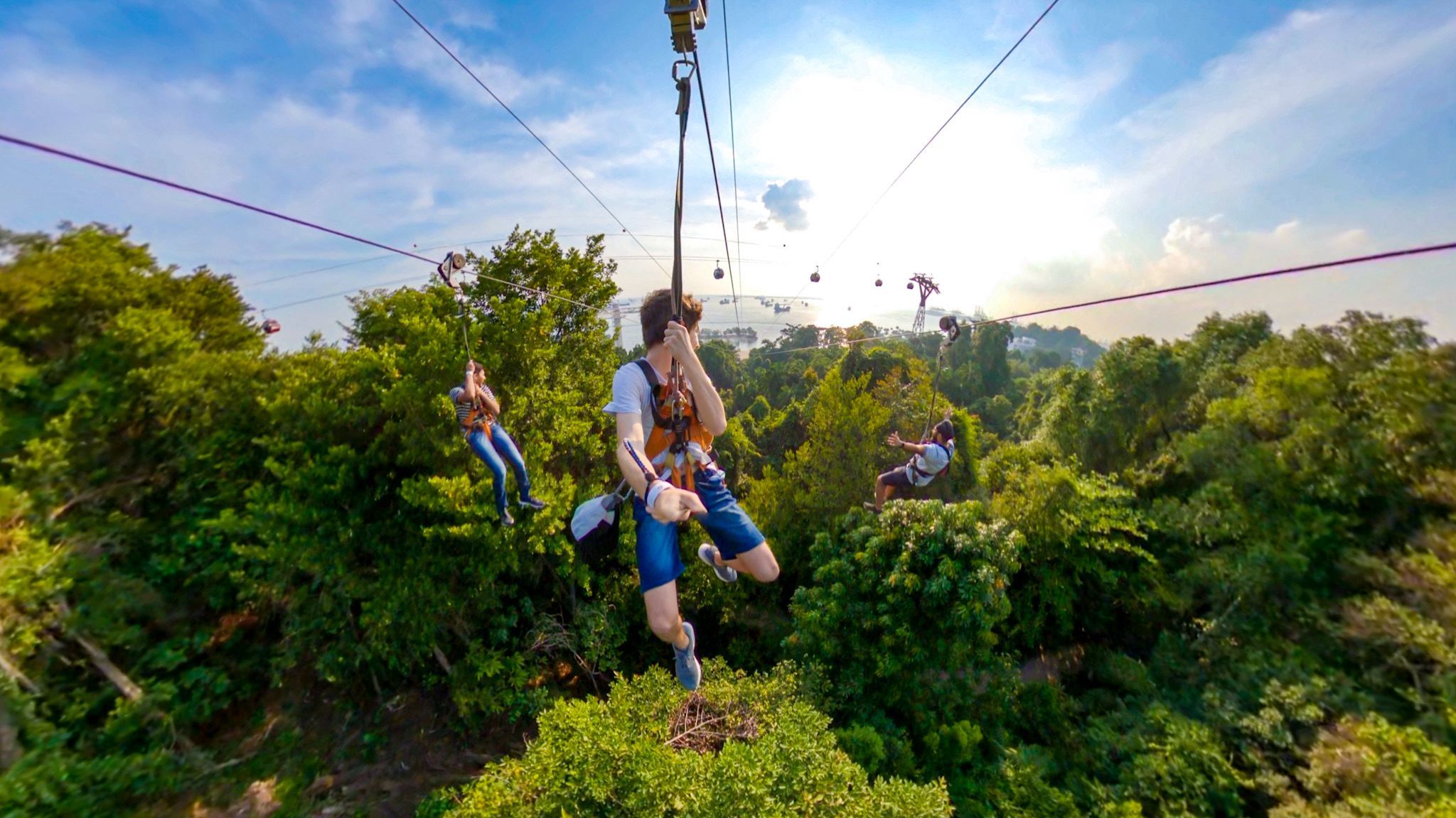 กิจกรรมเล่นซิปไลน์ที่ Mega Adventure ในสิงคโปร์