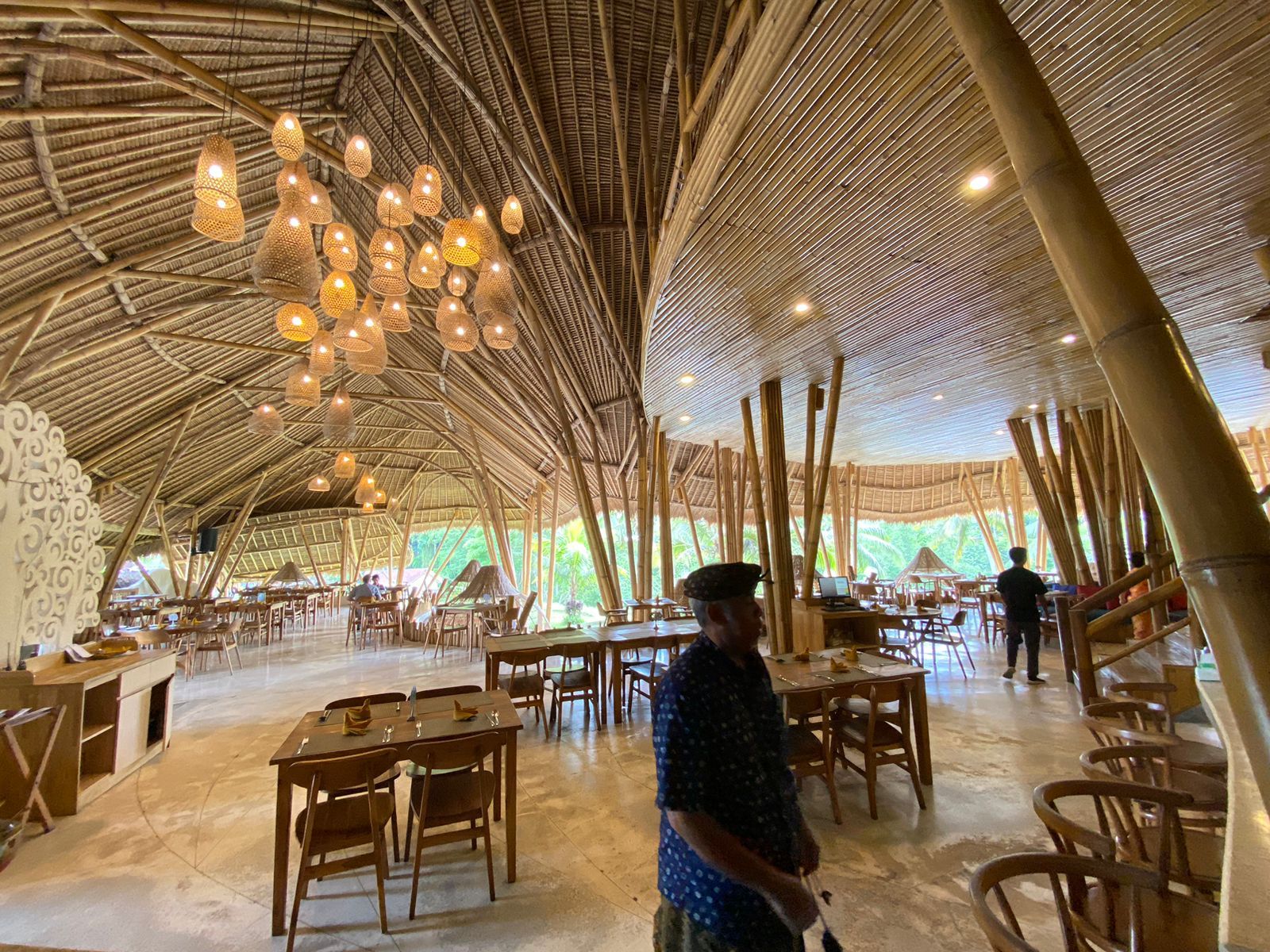 ร้าน เบเบ็ก เทบาซารี เรสเตอรองต์ ที่ ไรซ์ เทอเรซ เตกัลลาลัง